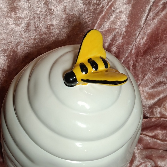 RAE DUNN BEE HIVE LARGE CANISTER 'BEE KIND' - Picture 2 of 7